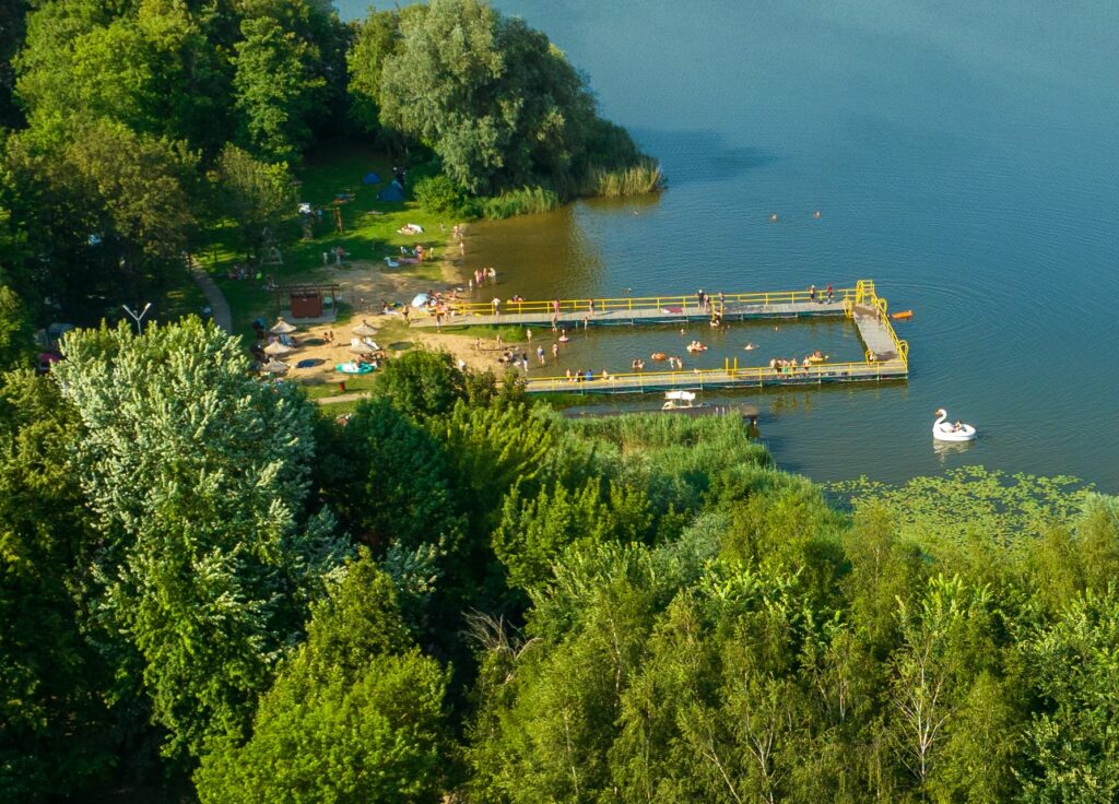 Publiczna plaża znajdująca się w pobliżu pola campingowego.